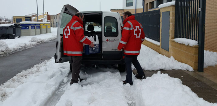 Cruz Roja reparte comida a las personas mayores en Villafranca, Castellón