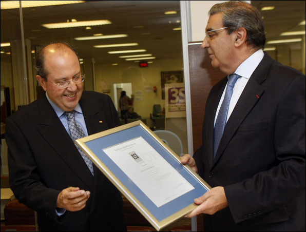 El presidente de Cruz Roja Española, Juan Manuel Suárez del Toro, recibe el certificado