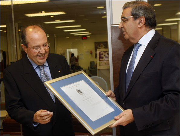 El president de la Creu Roja Espanyola, Juan Manuel Suárez del Toro, rep el certificat