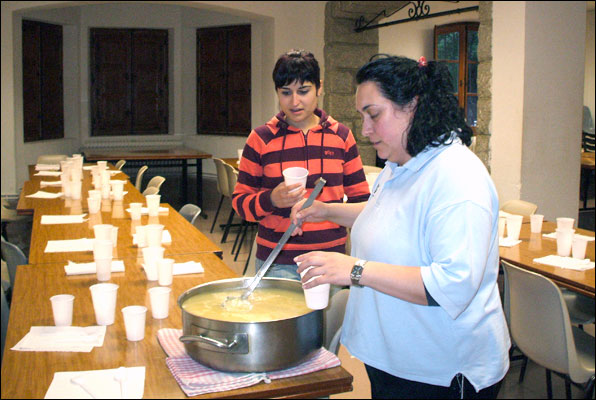 Luci, cocinando para los niños en una acampada.