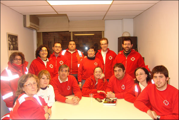 La gent gran rep trucades de la Creu Roja.