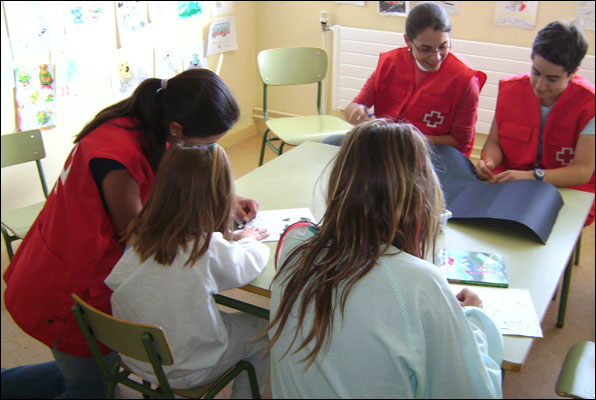 El voluntariat del programa d’Infància Hospitalitzada realitza tallers amb els infants ingressats.