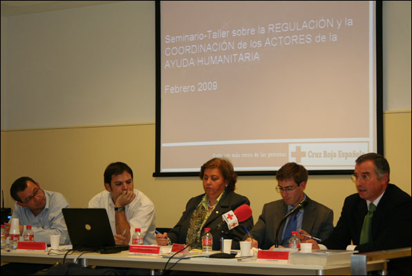La directora de Cooperació Internacional de la Creu Roja Espanyola, Mercedes Babé, i altres ponents del Seminari.