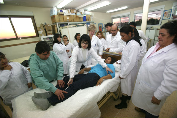 Grupo de alumnos, realizando prácticas en un curso de celadores.