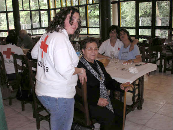 Noemí, en una excursión a Navarra con un grupo de mayores.