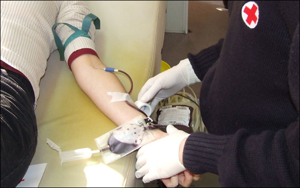Cruz Roja anima a la población a donar sangre.