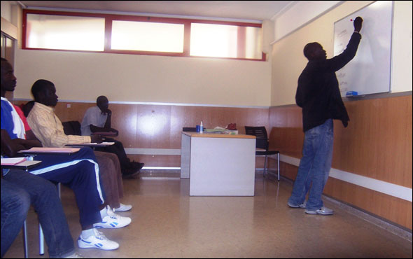 Abdou Aziz, donant classes de coneixement d'entorn.