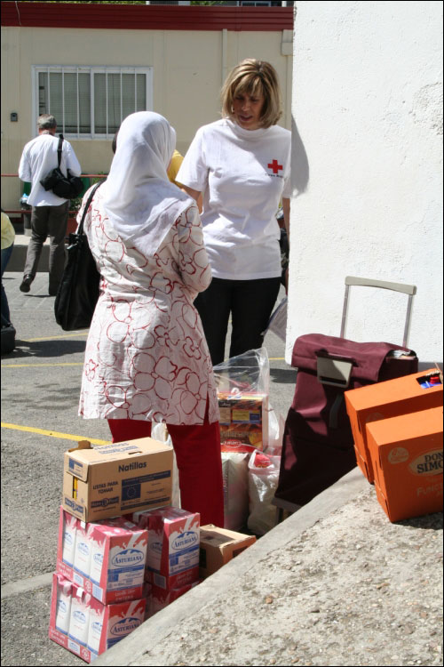 Distribución de alimentos realizada por voluntarios de Cruz Roja.