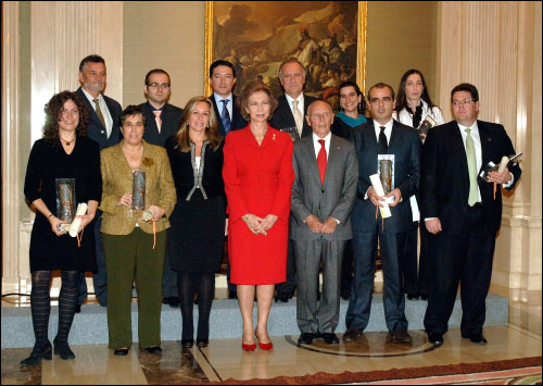 Els guardonats, amb la Reina Sofia i Carlos Payá, vicepresident estatal de la Creu Roja.