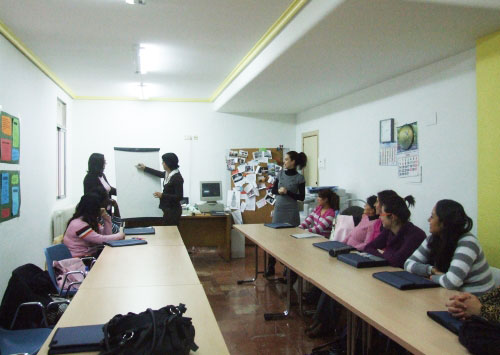Laura realitza tallers d'autoestima i habilitats socials.
