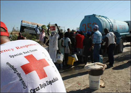 Una de las reas en las que se centra Cruz Roja Espaola es la distribucin de agua.
