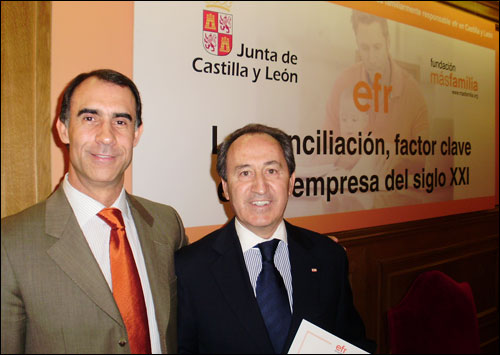 El consejero de Familia e Igualdad de Oportunidades, Csar Antn, y el presidente de Cruz Roja en Salamanca, Jess Juanes.