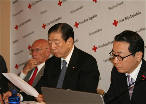 Tadateru Konoé, actual president de la Federació Internacional de Societats de la Creu Roja i de la Mitja Lluna Roja (centre de la imatge). (Foto: Creu Roja Espanyola).