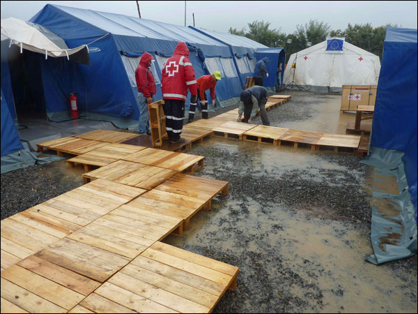 Efecto de las lluvias en la Unidad de Salud de Cruz Roja Espaola en Chile.Foto: ngel Vicario.