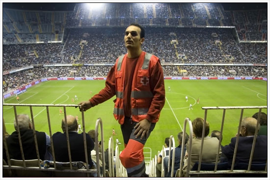 Ramzi en el estadio del Valencia donde participa en los servicios preventivos como voluntario.