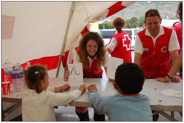 Psiclogos de Cruz Roja realizando actividades de apoyo psicosocial con nios. ©Roco Cruz/CRE