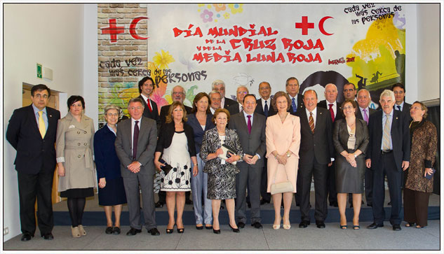 S.M. la Reina Doa Sofa y el Presidente de Cruz Roja Espaola con los condecorados del Da Mundial de Cruz Roja 2011. ©Fernando Daz/CRE