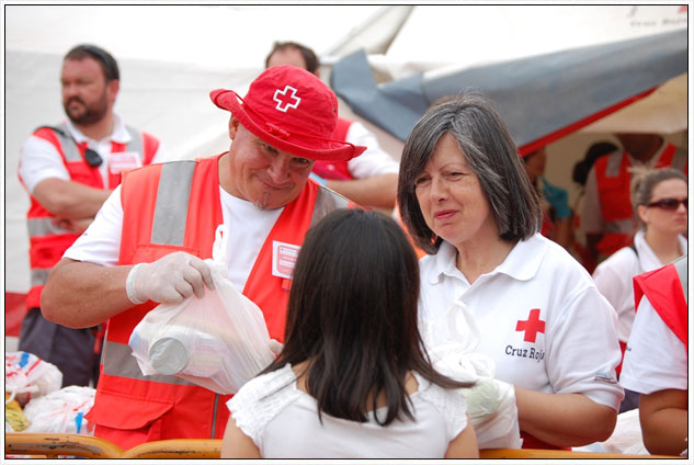 Voluntaris de la Creu Roja Espanyola distribueixen aliments a la població afectada a Llorca. Voluntaris de la Creu Roja Espanyola distribueixen aliments a la població afectada a Llorca.