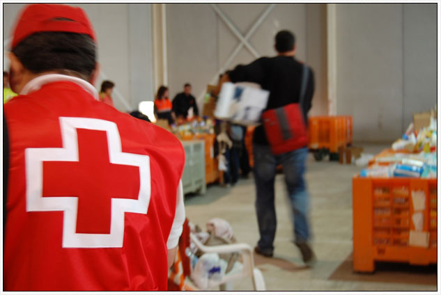 Voluntaris emmagatzemant i distribuint aliments. Voluntaris emmagatzemant i distribuint aliments.