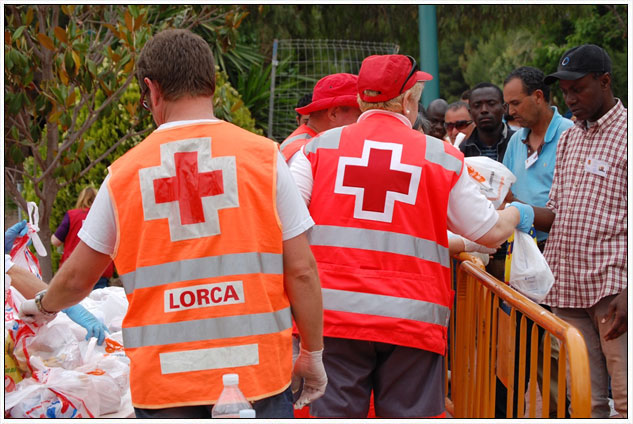 Voluntarios de Cruz Roja repartiendo alimentos