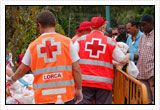 Voluntarios de Cruz Roja repartiendo alimentos