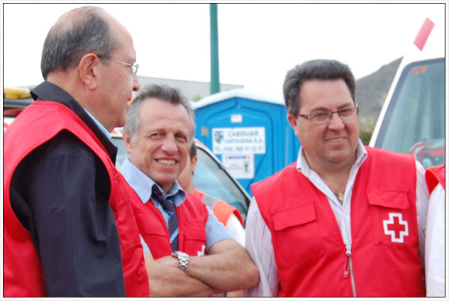 Juan Carlos García Ruiz, president de la Creu Roja a Llorca (a la dreta), amb el president de la Creu Roja a Múrcia, Aurelio Lluna (al centre); i el president de la Creu Roja Espanyola, Juan Manuel Suárez del Toro (a l'esquerra).