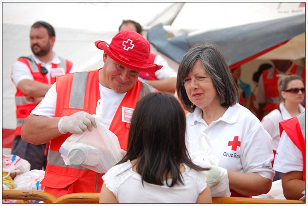 Voluntariat de la Creu Roja distribuint aliments en els primers moments de l'emergència Voluntariat de la Creu Roja distribuint aliments en els primers moments de l'emergència