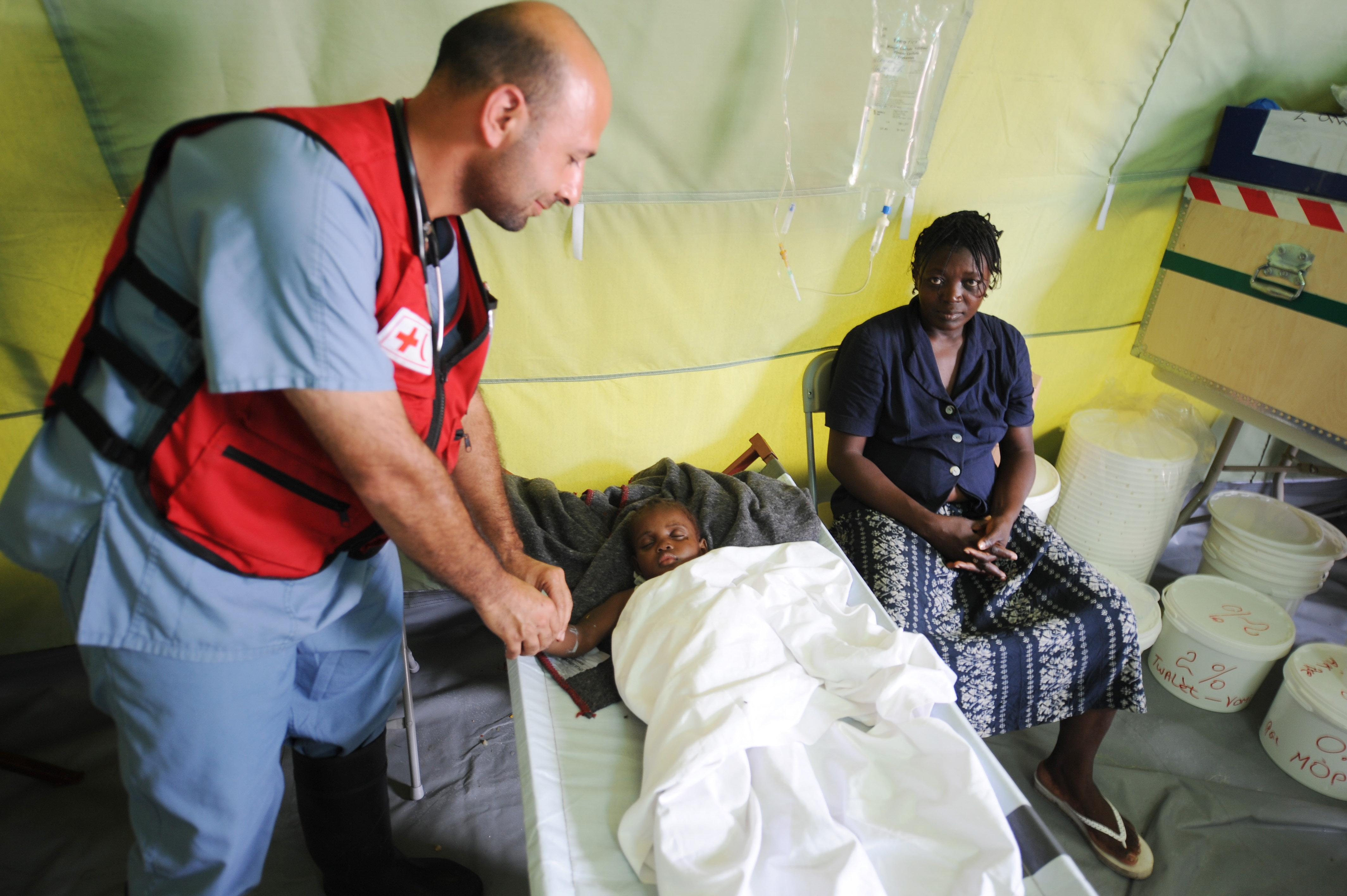 Médico de Cruz Roja tratando a un niño enfermo de cólera