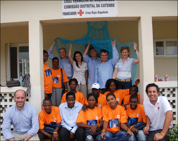 Parlamentarios en Mozambique con miembros de Cruz Roja Española y Cruz Roja de Mozambique.