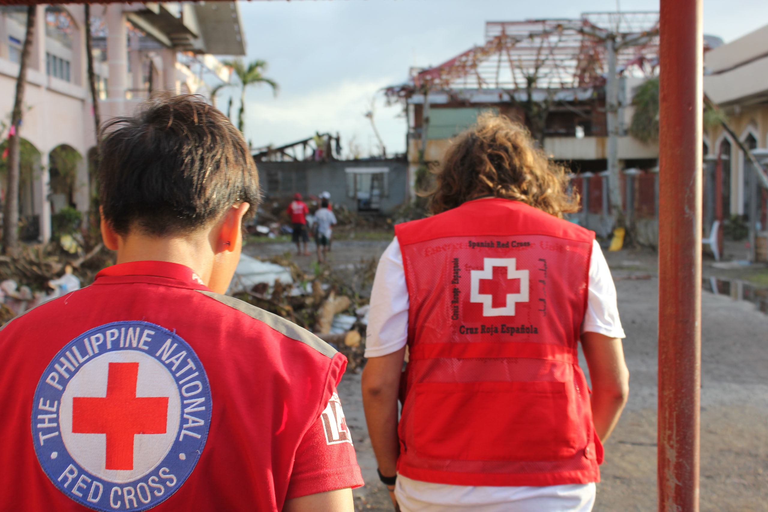 Cruz roja española y cruz roja fililina trabajan juntos en el tifón haiyan