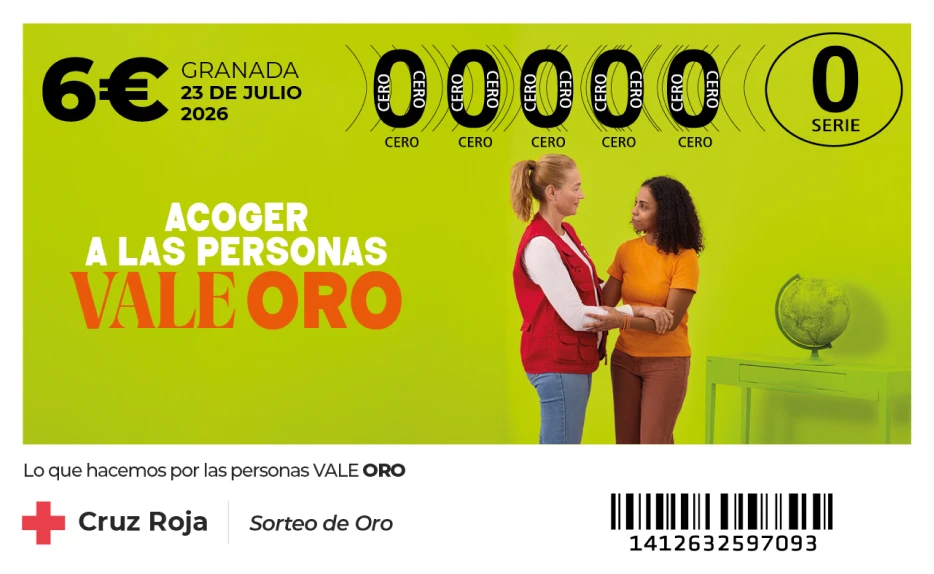 Persona recién llegada recibiendo un kit de higiene de manos de una voluntaria