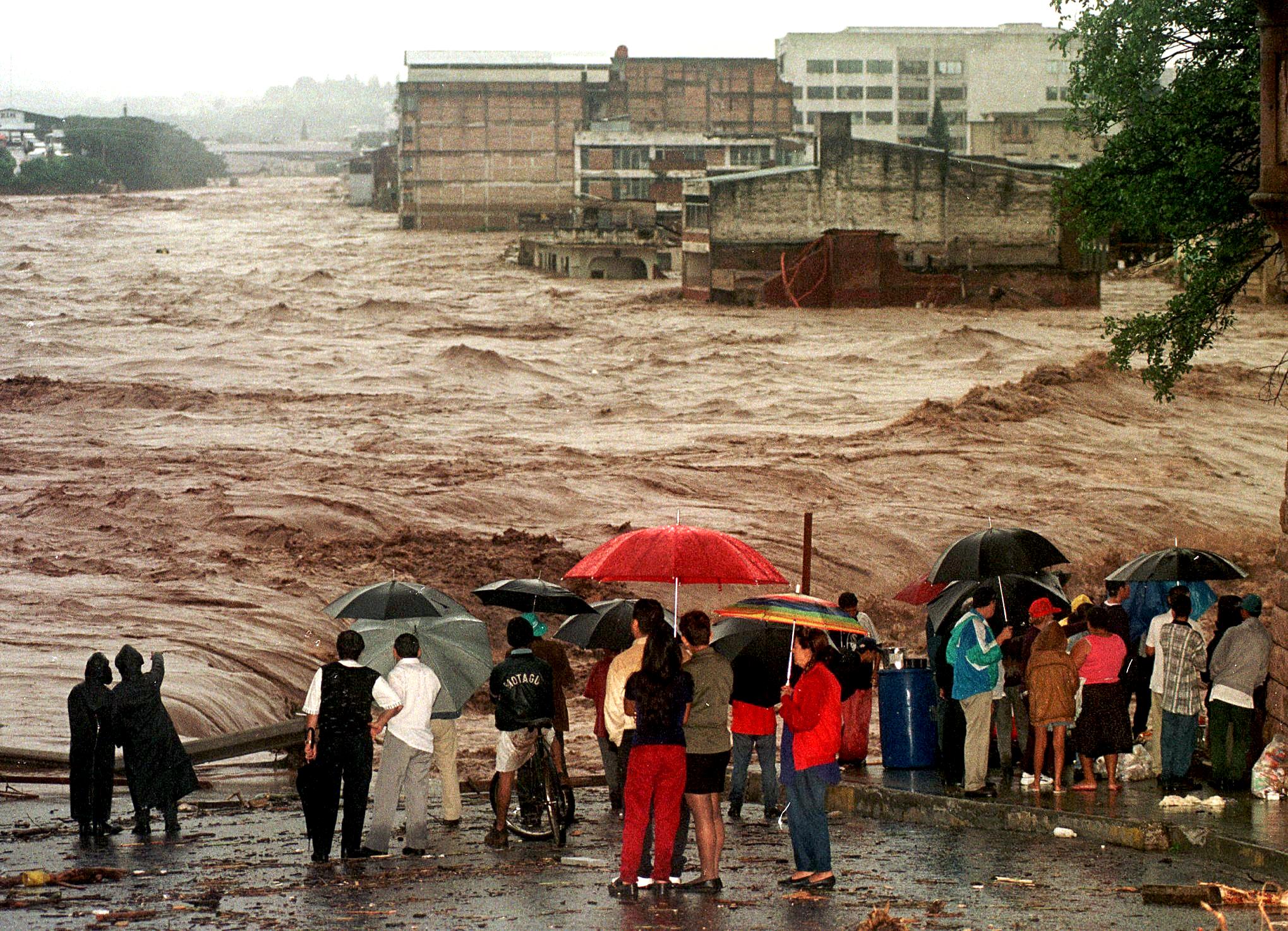 Fotografía de la destrucción del huracán Mitch