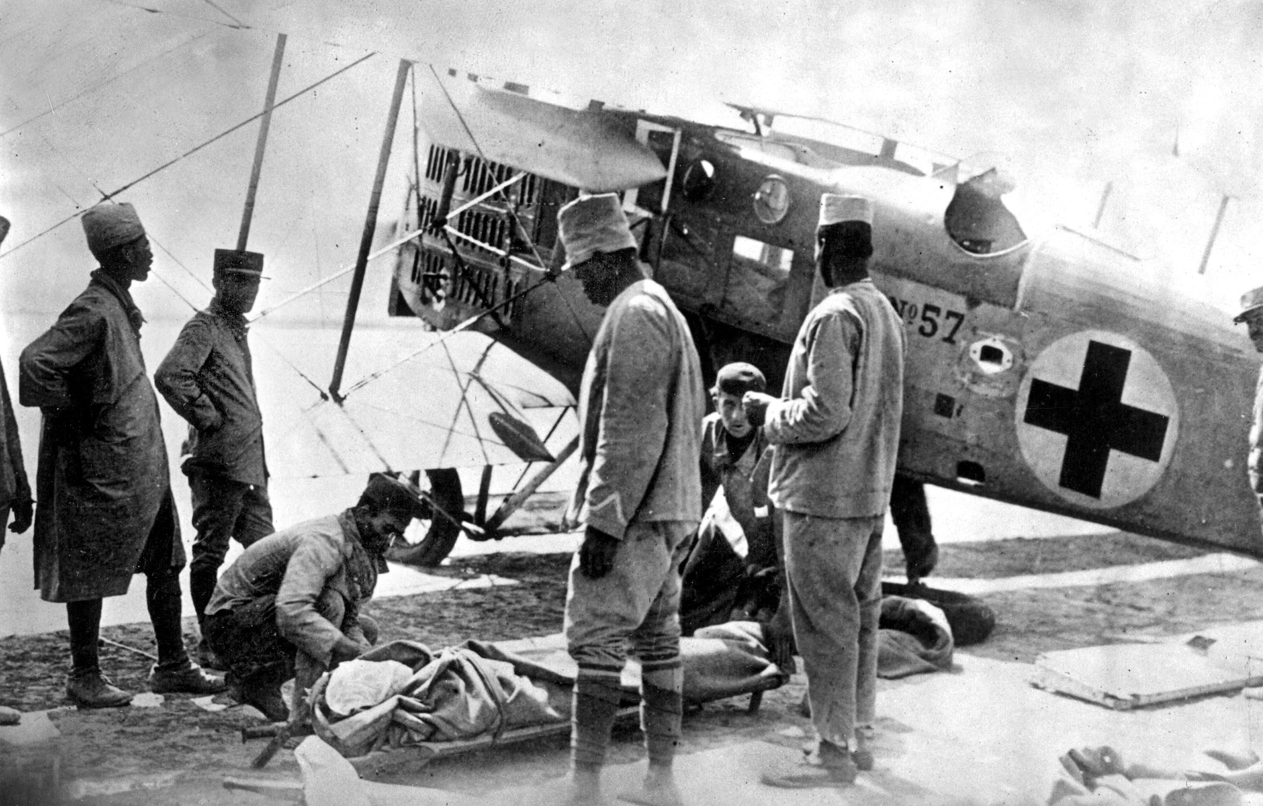 Un avión sanitario de Cruz Roja evacúa heridos del ejército francés en las guerras de África, años veinte. <strong><small>EFE/jgb</small></strong><br> 