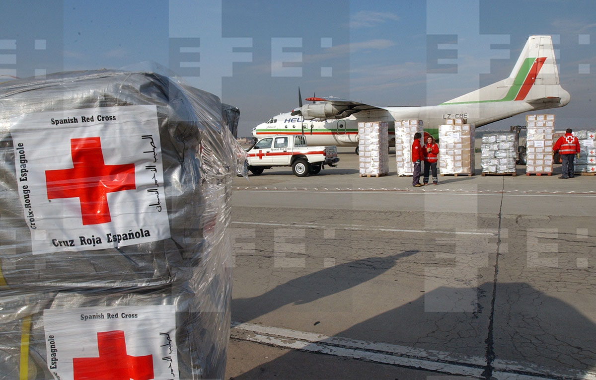 Un envío de ayuda humanitaria (mantas, toldos, kits de cocina y un vehículo todoterreno) al Sudeste Asiático desde el aeropuerto de Torrejón de Ardoz, 2005. <strong><small>EFE</small></strong>