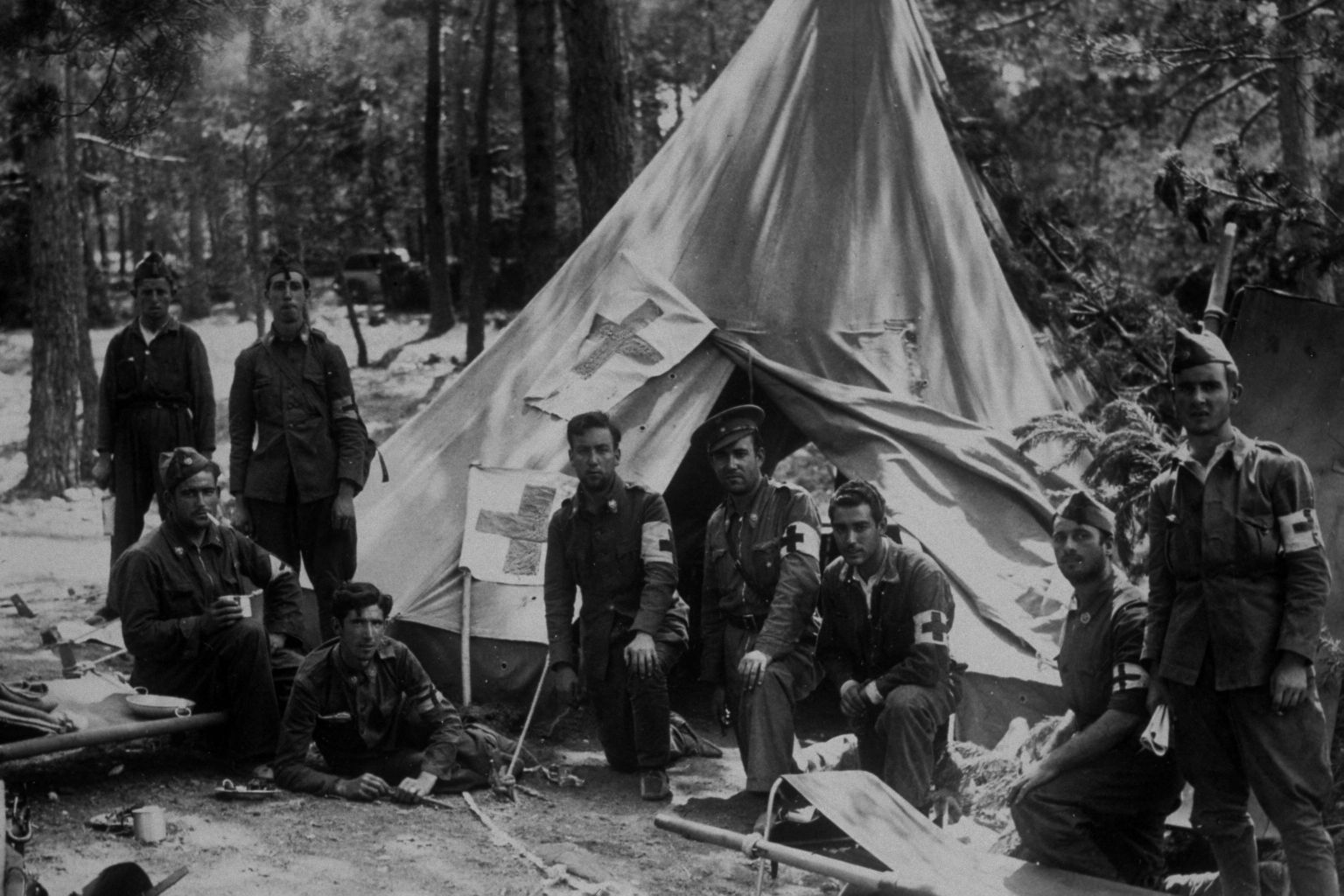 Un equipo de Cruz Roja Española durante la Guerra Civil, 1936. <strong><small>GETTY</small></strong><br> 