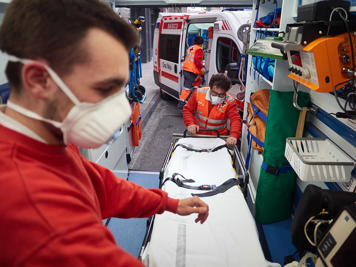 Voluntarios preparan material sanitario para atender y trasladar posibles casos de coronavirus. Pamplona, abril de 2020. <strong><small>GETTY</small></strong><br> 