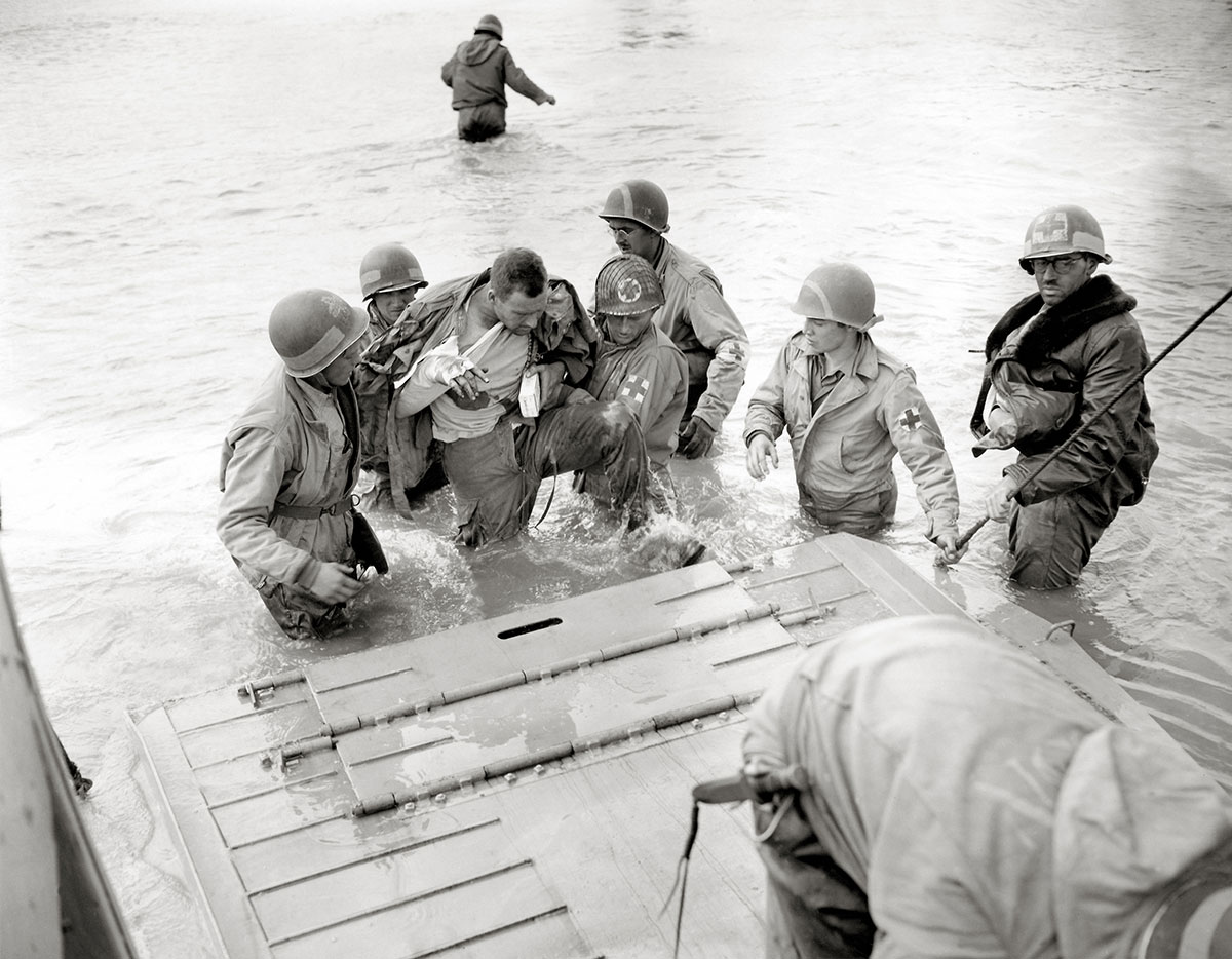 Médicos de la Cruz Roja de Estados Unidos atienden a un herido en la llamada playa de Utah, durante el desembarco de Normandía. <strong><small>GETTY</small></strong><br> 