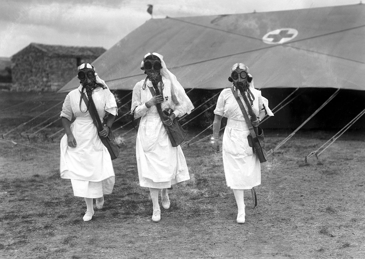Enfermeras con máscaras anti-gas durante unos ensayos de salvamiento. Año 1932. <strong><small>EFE/jgb</small></strong><br> 