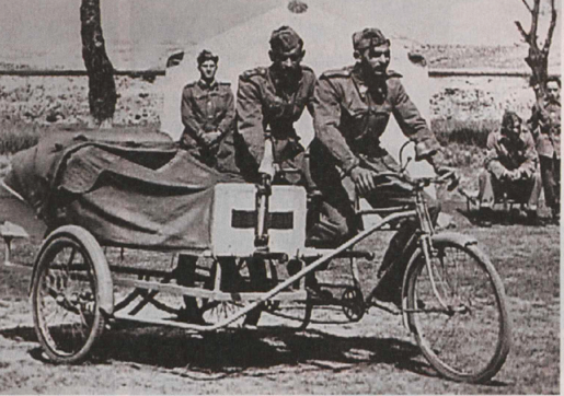 <strong><small>Segunda Guerra Mundial</small></strong><br>Un triciclo-tándem con camilla para transportar heridos.<br> 