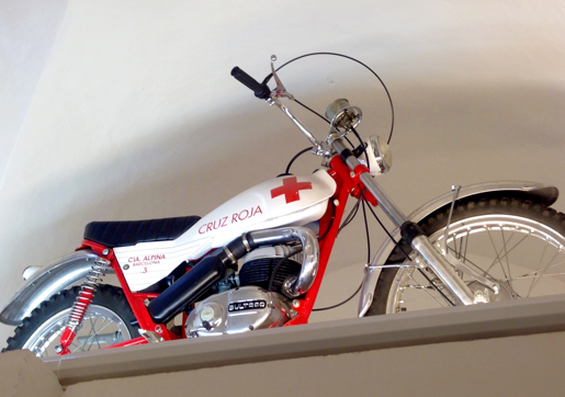 Una moto Bultaco —marca española ya desaparecida— de la Unidad Moto Alpina de la Cruz Roja, fundada en 1969 para prestar asistencia en eventos deportivos de montaña. <strong><small>VÍCTOR MARTÍN</small></strong>