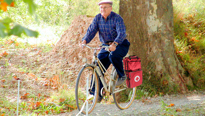 Persone anziane, persone a carico, persone con disabilità e operatori sanitari. Assistenza e aiuto. Croce Rossa Spagnola