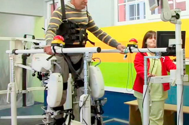 Rehabilitación con robot articulado Lokomat. Castro Ribeiras de Lea. Cruz Vermella Lugo