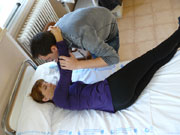 Sentar a la persona encamada el borde de la cama