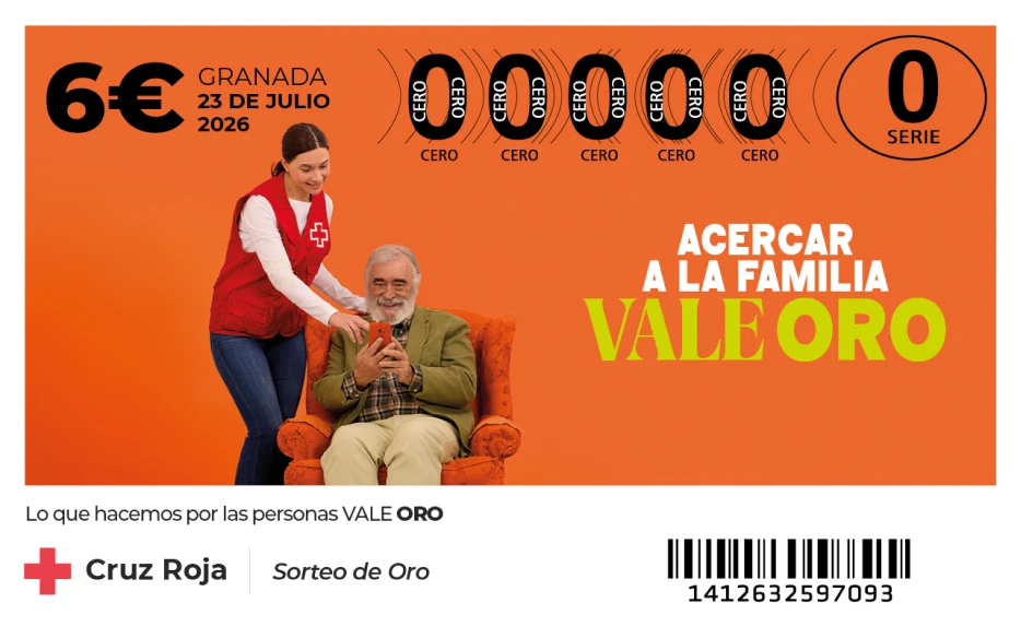 Voluntaria enseña a persona mayor a usar el móvil para hacer videollamadas con su familia